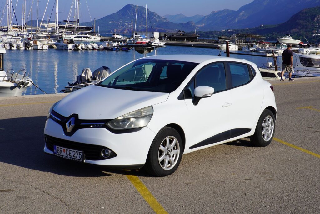 RENAULT-CLIO-RENT-A-CAR-01-WWW.RENTMNE.COM